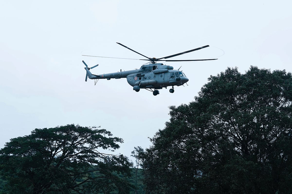 பேரழிவால் பாதிக்கப்பட்ட பகுதிகளிலான கேரள மாநிலம், வயநாடு மாவட்டம், சூரல்மலை பகுதியில் ஏற்பட்ட நிலச்சரிவை அடுத்து, மீட்பு மற்றும் நிவாரண நடவடிக்கைகளில் தீவிரமாக ஈடுபட்டு வரும் இந்திய விமானப் படையின் அதிநவீன ஹெலிகாப்டர்.